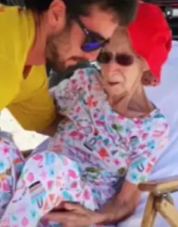 Alabama lifeguards Carry 95-Year Old Granny Every Day to the Beach